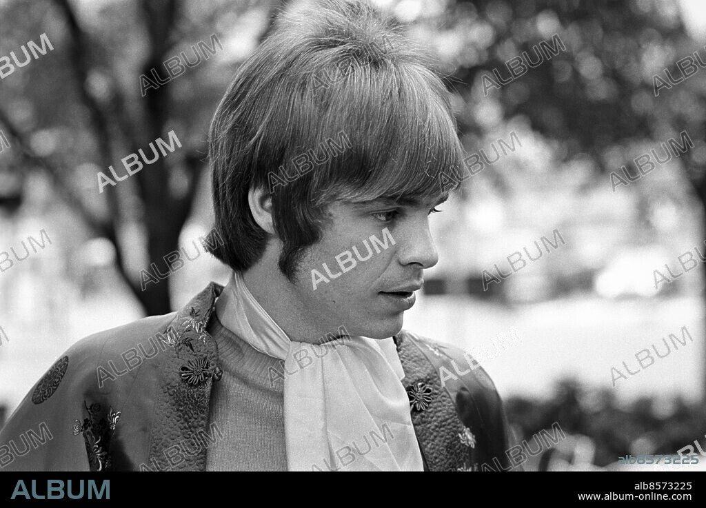 ARKIV 1967. Musikern Ola Håkansson, i gruppen Ola & the Janglers, under inspelningen av ett reportage om filmen Ola & Julia i regi av Janne Halldoff, för TV-programmet Pop Corner. Ola Håkansson spelade Ola i filmen. Foto: Bo-Aje Mellin / SVT / kod 5600. RIR 18690 sv/v neg.