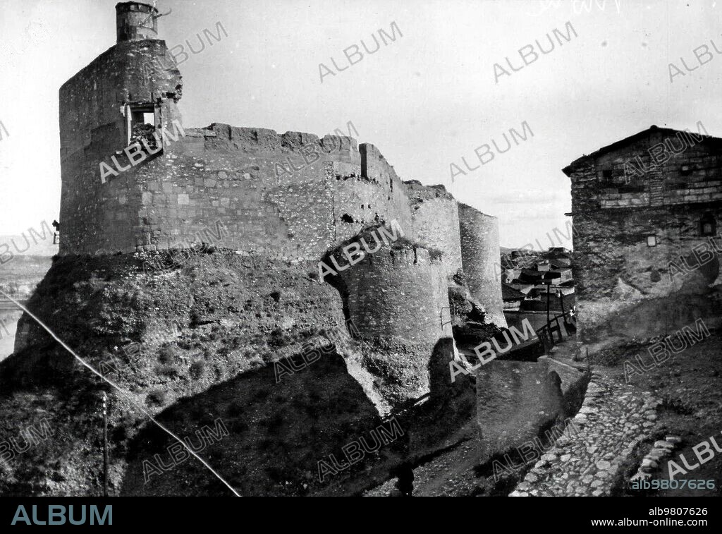1940. Vista del castillo en Ruinas del pueblo mora del Ebro.