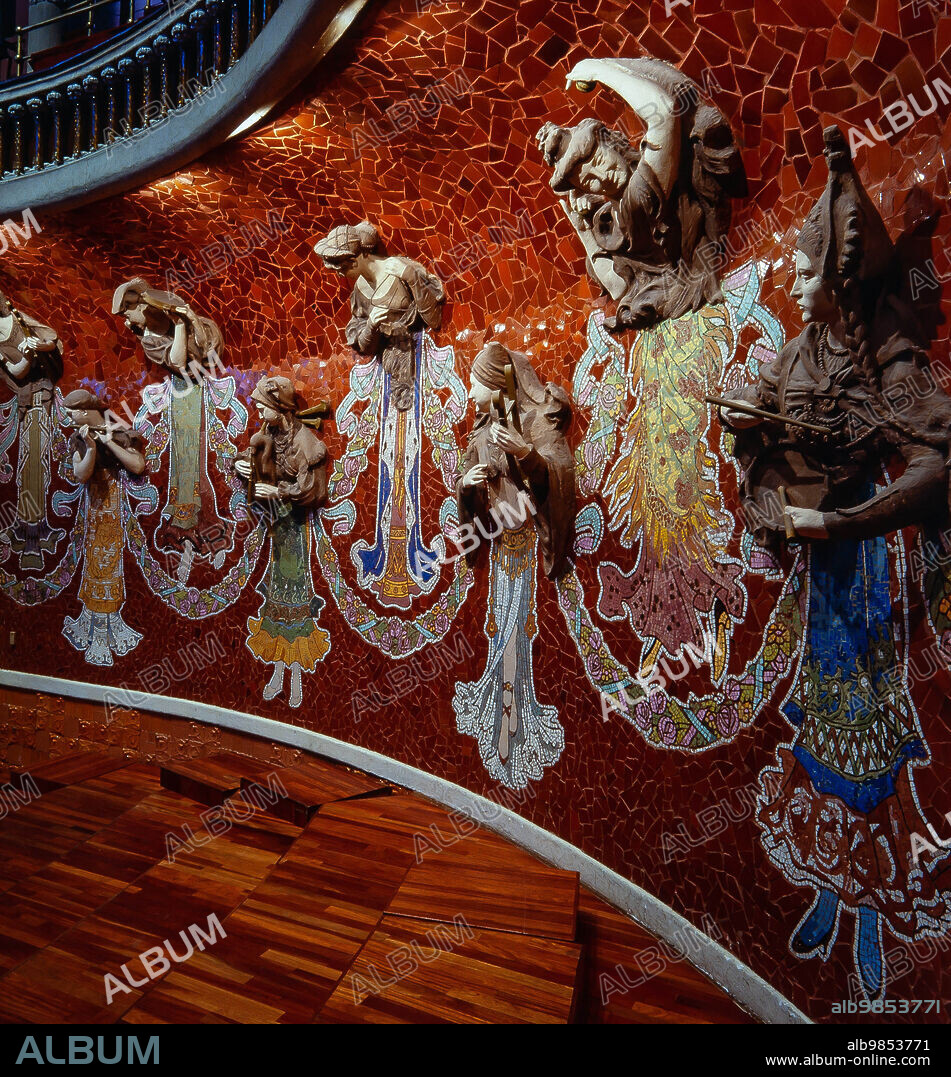 Detalle del las Musas del escenario del Palau de la Música Catalana de Barcelona, 1908. Autores: Domenech i Muntaner, Eusebi Arnau y Lluís Bru.