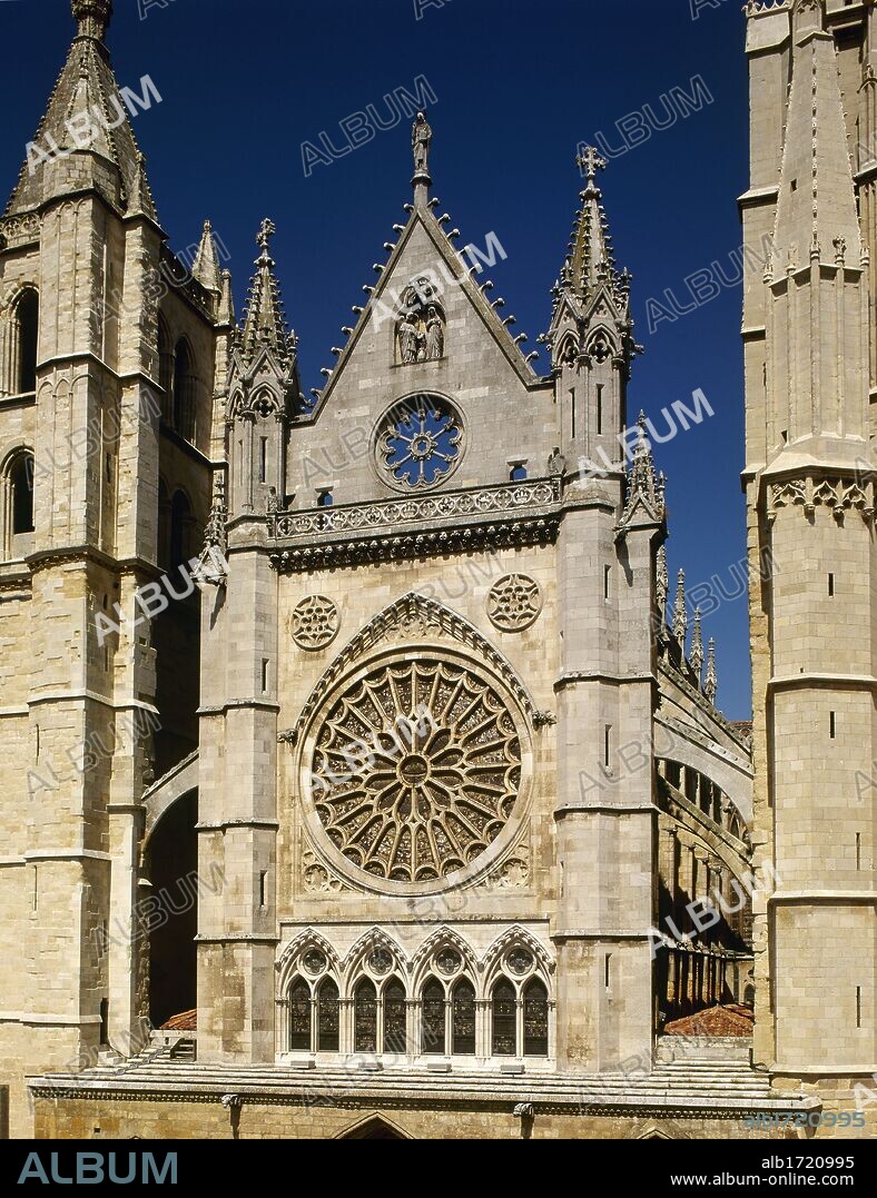 ARTE GOTICO. ESPAÑA. CATEDRAL DE SANTA MARIA DE REGLA. Construida en el año 1205 por iniciativa del obispo Manrique DE LARA. Las obras no finalizaron hasta principios del siglo XIV. Detalle de la parte superior de la FACHADA PRINCIPAL. LEON. Castilla-León.