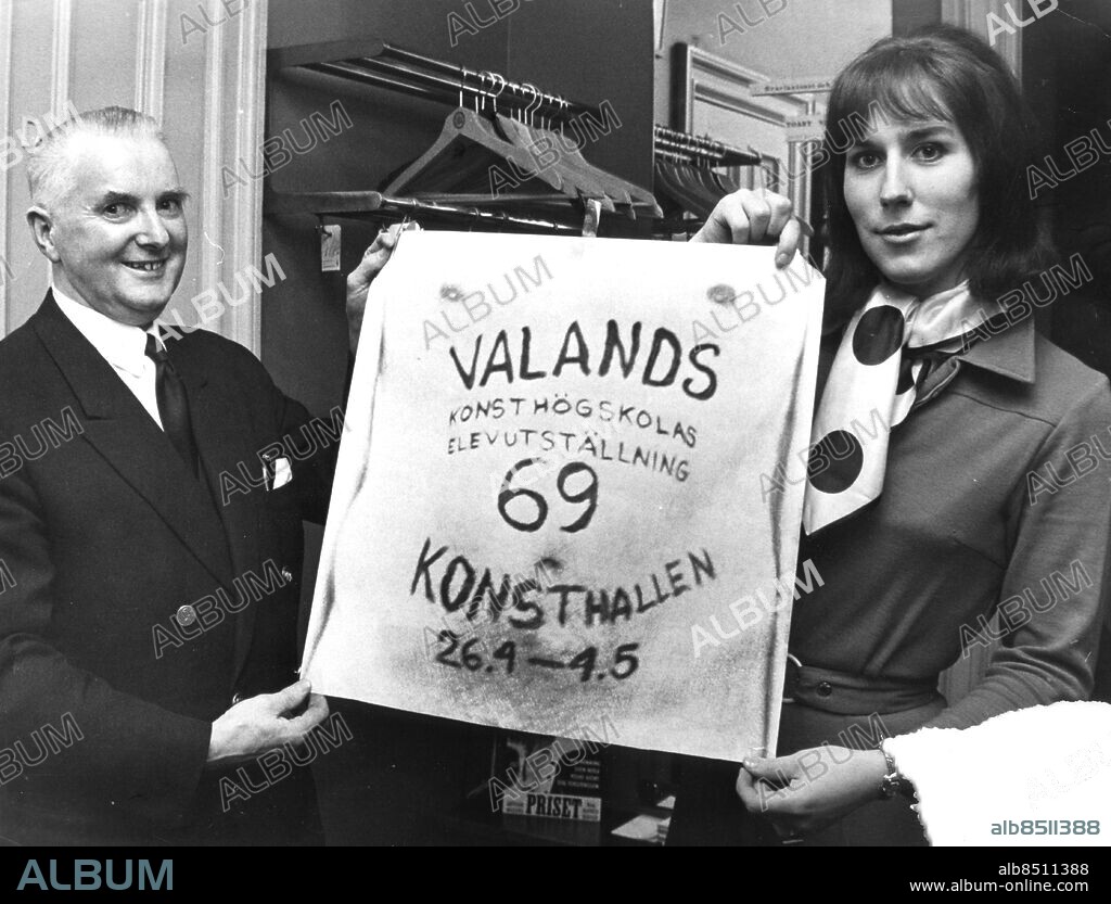 GÖTEBORG 1969-05-02.. Valands konsthögskola. Harry Sandell och Ursula Öst med en censurerad affisch - i original går den en decimeter längre ner. *** Local Caption *** GT Foto: Allan Karlsson / Kamerareportage / TT / Kod: 2524.