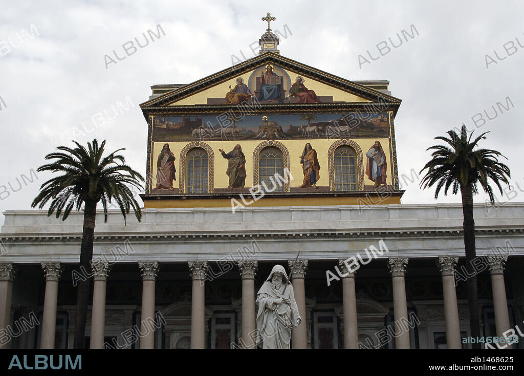 ITALIA. ROMA. BASILICA DE SAN PABLO EXTRAMUROS (SAN PAOLO FUORI LE MURA). Erigida por Constantino sobre la tumba del apóstol Pablo, fue reconstruída según el original en el siglo XIX tras su destrucción en el incendio de 1823. Declarada Patrimonio de la Humanidad. En primer término, ESTATUA DE SAN PABLO obra de José OBICI. Vista exterior.