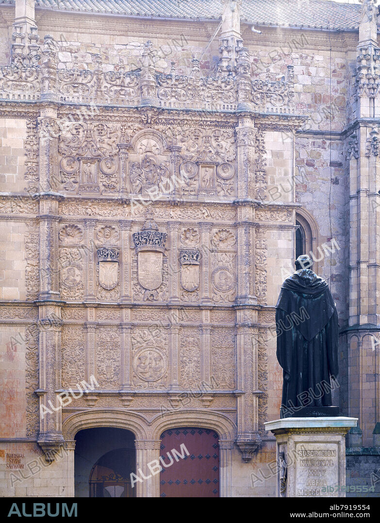 EXTERIOR - DETALLE DE LA FACHADA DE ESTILO PLATERESCO JUNTO A LA ESTATUA DE FRAY LUIS DE LEON.