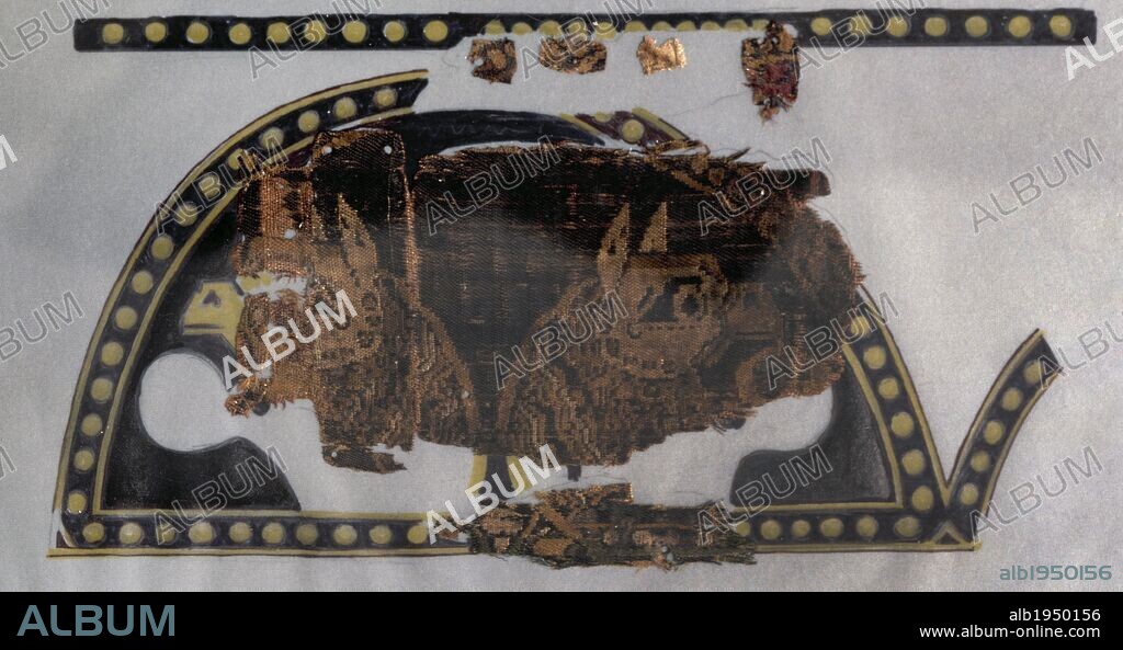 ARTE BIZANTINO. SIGLOS X-XI. tejido (Fragmento con dos Grifos). Sarga de tela de 10 x 15 cm. Bizancio, hacia el año 1000. Tejido procedente del relicario de la Veracruz. Donado por el obispo OLIBA a ARNAU MIR DE TOST. (vizconde de Ager), el año de 1039. Museo Episcopal de Vic. Provincia de Barcelona. Cataluña.