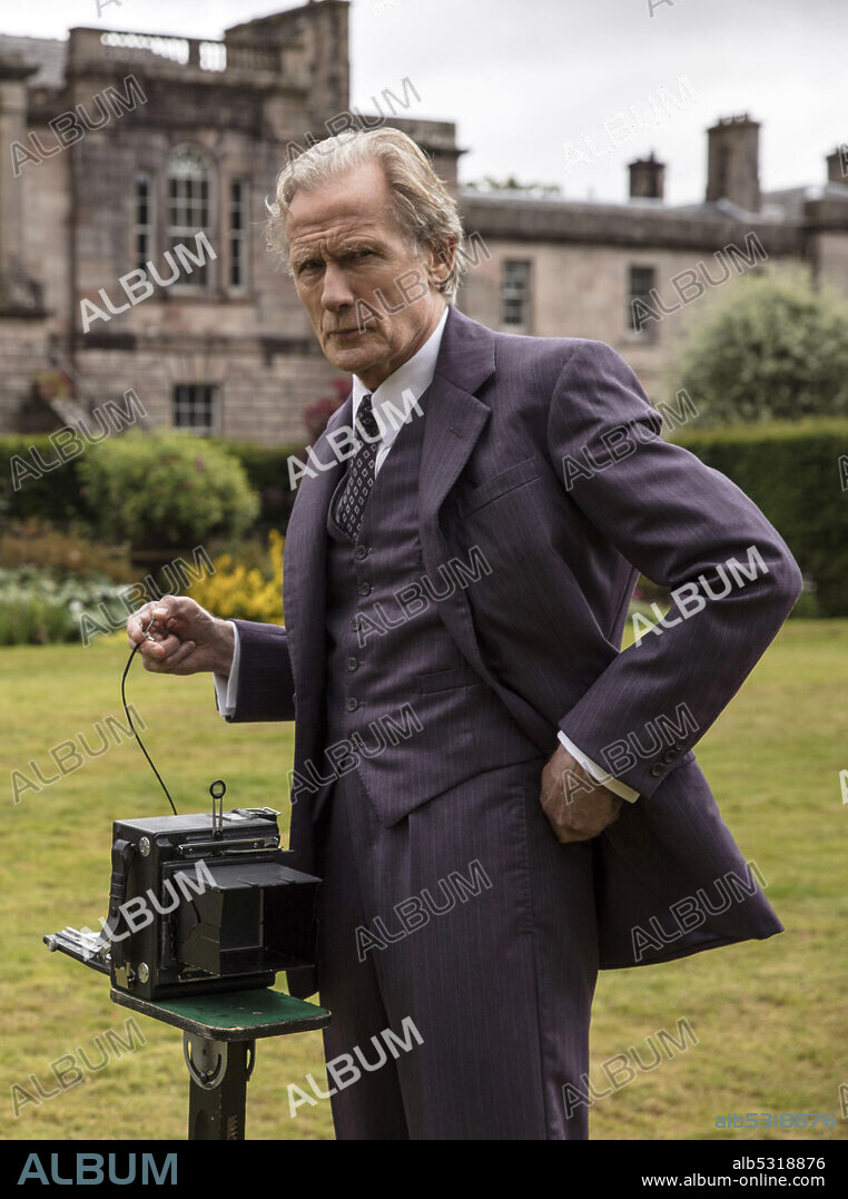 BILL NIGHY en AGATHA CHRISTIE: INOCENCIA TRÁGICA, 2018 (ORDEAL BY INNOCENCE), dirigida por SANDRA GOLDBACHER. Copyright MAMMOTH SCREEN.