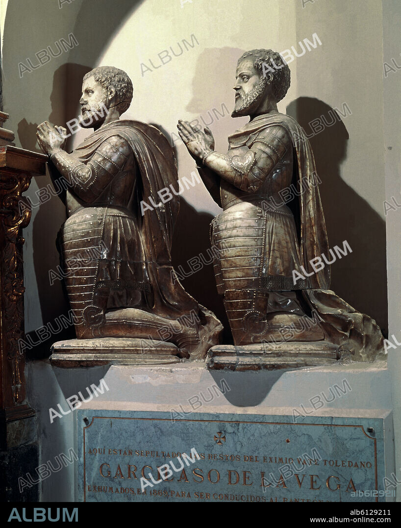 AUTOR LIBRE 01307. SEPULCRO DEL POETA GARCILASO DE LA VEGA Y SU PADRE -ESTATUAS ORANTES.