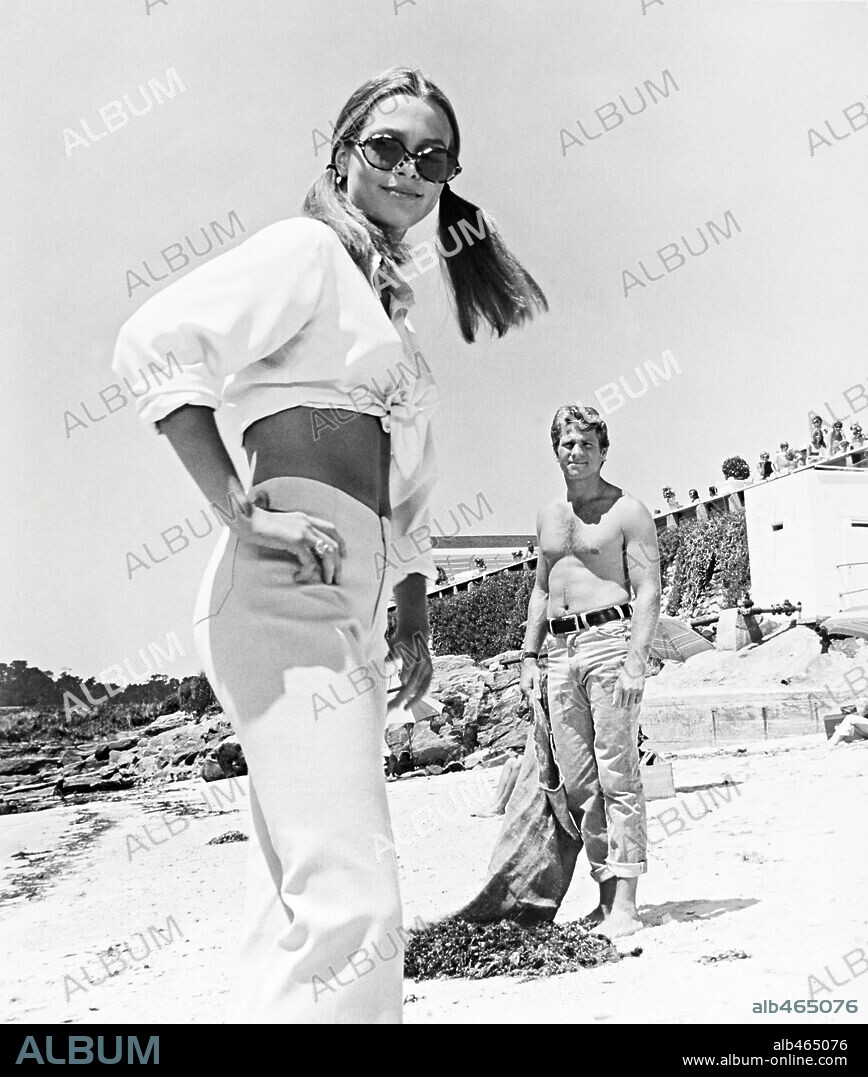 LEIGH TAYLOR-YOUNG and RYAN O'NEAL in THE BIG BOUNCE, 1969, directed by ALEX MARCH. Copyright WARNER BROTHERS.