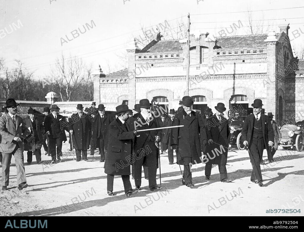 17 febrero 1916. Visita A unas Obras. El alcalde de Madrid, Sr. Ruiz Jiménez (1), y el gobernador del Banco, Sr. Eguilior (2), durante la visita que ayer tarde Hicieron A las Obras del nuevo matadero.