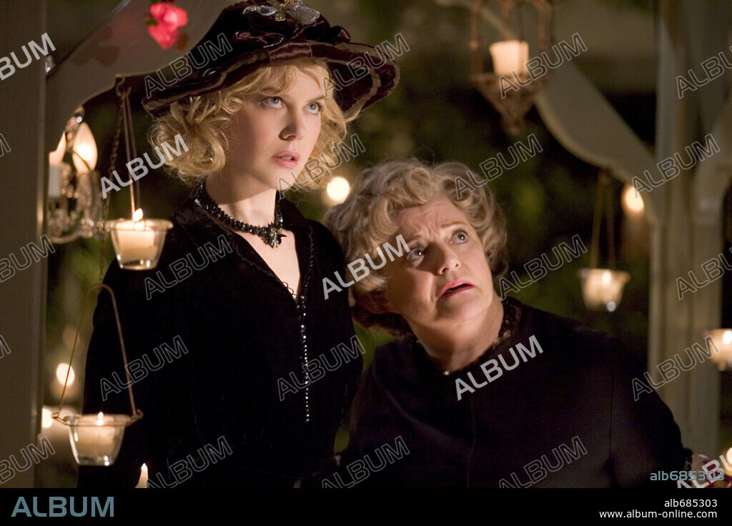 CAROLE SHELLEY and NICOLE KIDMAN in BEWITCHED, 2005, directed by NORA EPHRON. Copyright COLUMBIA PICTURES.