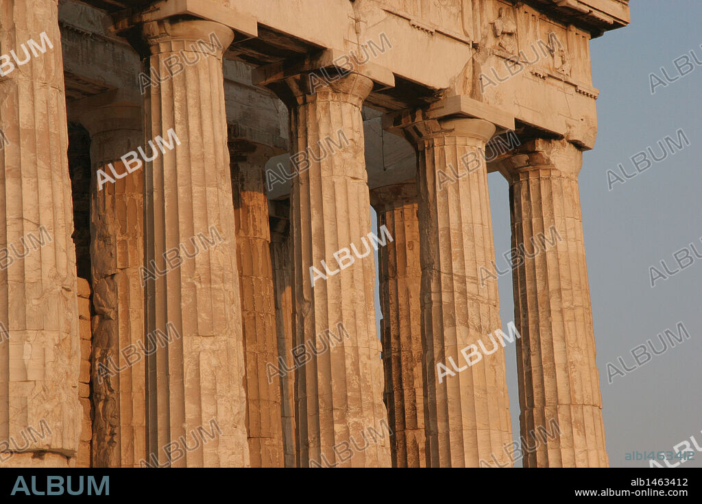 ARTE GRIEGO. GRECIA. PARTENON (años 447-438 a. C.). Templo DORICO en MARMOL PENTELICO, construído bajo la dirección de los arquitectos ICTINO y CALICRATES y decorado con esculturas de FIDIAS. Es el templo más representativo del arte clásico griego. Detalle de las COLUMNAS DORICAS ACANALADAS, acabadas en un capitel compuesto por un ábaco cuadrado sobre un equino circular. ATENAS.