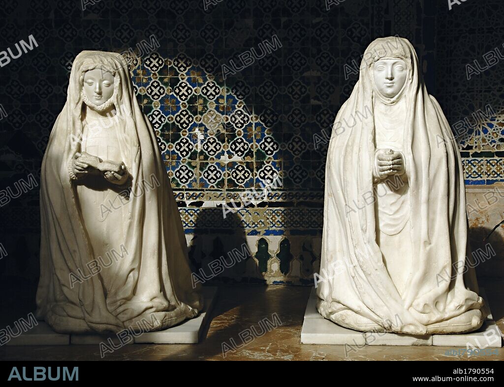 Beatriz Portocarrero y Leonor Cabeza de Vaca, en el claustrillo del convento de Santa María de las Cuevas. SEVILLA. ISLA DE LA CARTUJA. Andalucía. España.