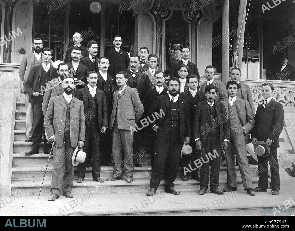 Barcelona, 08/15/1907. Group of workers that make up the expedition that went abroad and was organized by Mr. Martí Dalmau (X). They include Pedro Villaseca Puigdollers, Ramón Punll i Santacreu, FranciscoGrau Iglesias, Pedro Fortuny Rojas, Buenaventura Dalmau, Ramón I Vallver Calafell, José Vidal y Bosch, Arturo Manan Artigas, Francisco Sisquella, José Verneda Claret, Antonio Hoins, Francisco Bacas I Campniany, Isidro Porta Ramoneda, Virgilio Novell Pujol, Julián Inés Martínez, Antonio Darnola Masó, Marcelino Uabán, José MaríaSubirá, Pedro Soler, Antonio Oriacli, Vicente Rabella, Antonio Brossa, Francisco Grau and José María Jover.