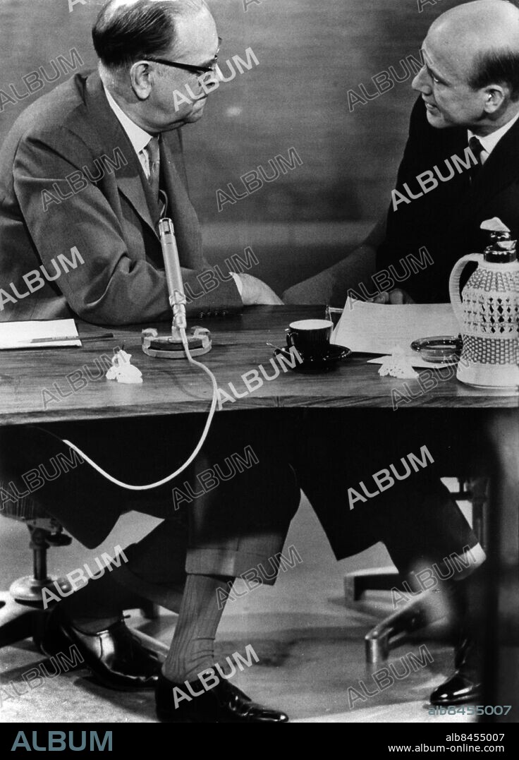 ARKIV 1962-12-19. Sveriges statsminister Tage Erlander (S) berättar en rolig värmlandshistoria för programledaren Lennart Hyland i SVT:s underhållningsprogram "Hylands hörna" 19 december 1962.. Foto: Lars Nyberg / XP / / SCANPIX / Kod: 34. **AFTONBLADET OUT**.