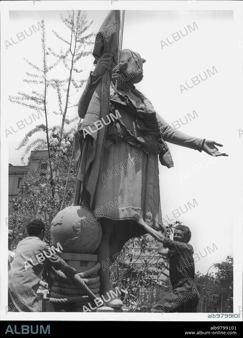5 julio 1972. Traslado de la estatua de Cristóbal Colón, en la plaza de su Nombre, A su nuevo emplazamiento en el antiguo solar de la casa de la moneda.
