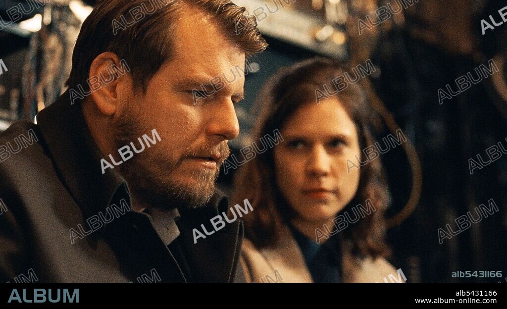 NATASA STORK in PREPARATIONS TO BE TOGETHER FOR AN UNKNOWN PERIOD OF TIEM, 2020 (FELKESZULES MEGHATAROZATHLAN IDEIG TARTO EGYUTTLETRE), directed by LILI HORVAT. Copyright Poste Restante.