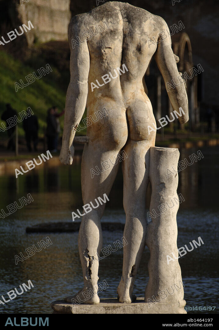 ARTE ROMANO. ITALIA. VILLA ADRIANA. Villa imperial construída en el siglo II por orden del emperador Adriano (76-138). Vista de una ESTATUA del CANOPO. Cercanías de Tívoli.