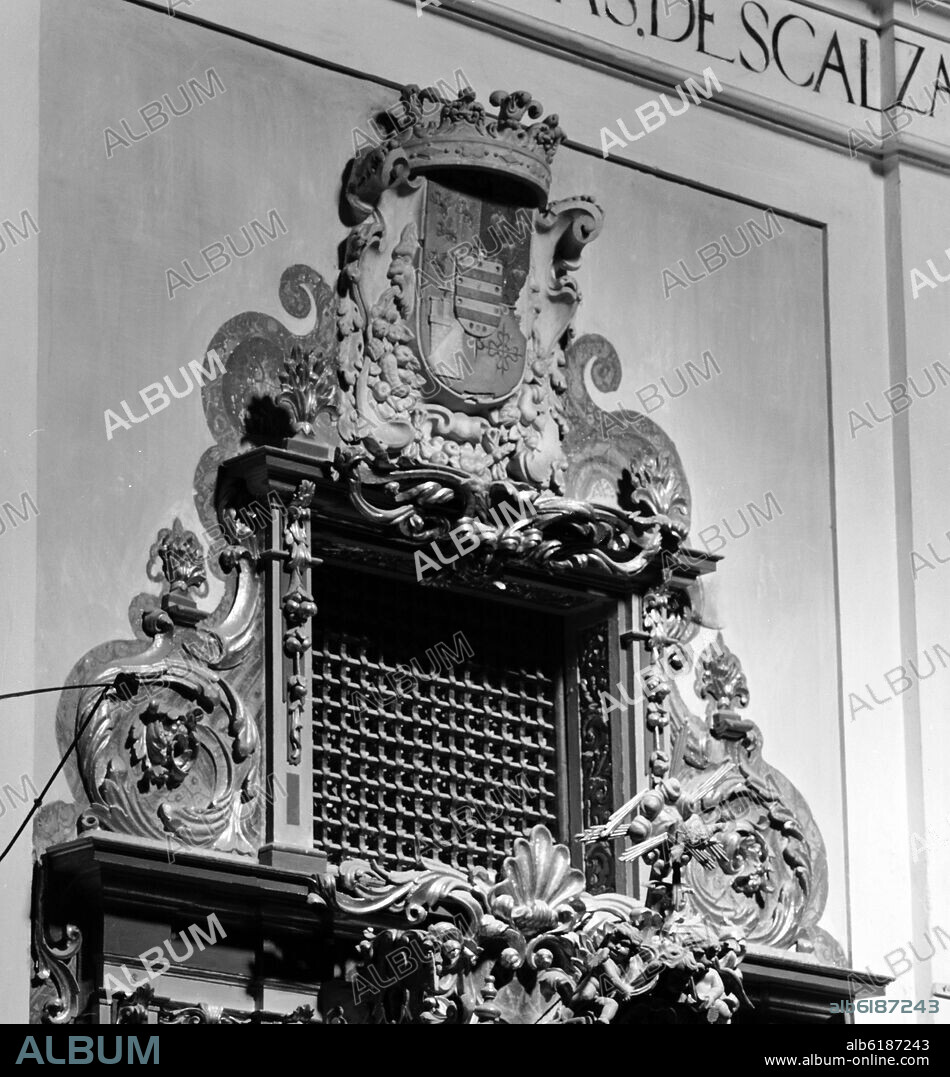 ESCUDO Y REJA DE CLAUSURA DE LA IGLESIA DEL CONVENTO DE LAS MADRES CARMELITAS TAMBIEN LLAMADO DE LA ENCARNACION - S XVII - B/N - AÑOS 60.