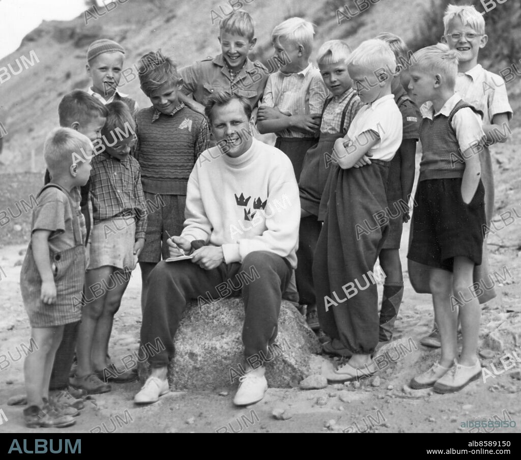FINLAND HELSINGFORS 1952-08.. Lars Hall, vinnare i modern femkamp individuellt vid de olympiska sommarspelen 1952, skriver autografer.. Foto: AB Text & Bilder / SVT / Kod: 5600. Mapp: Modern 5-kamp i H-fors 1952: Svenskarna I:287H. Autografjägare.