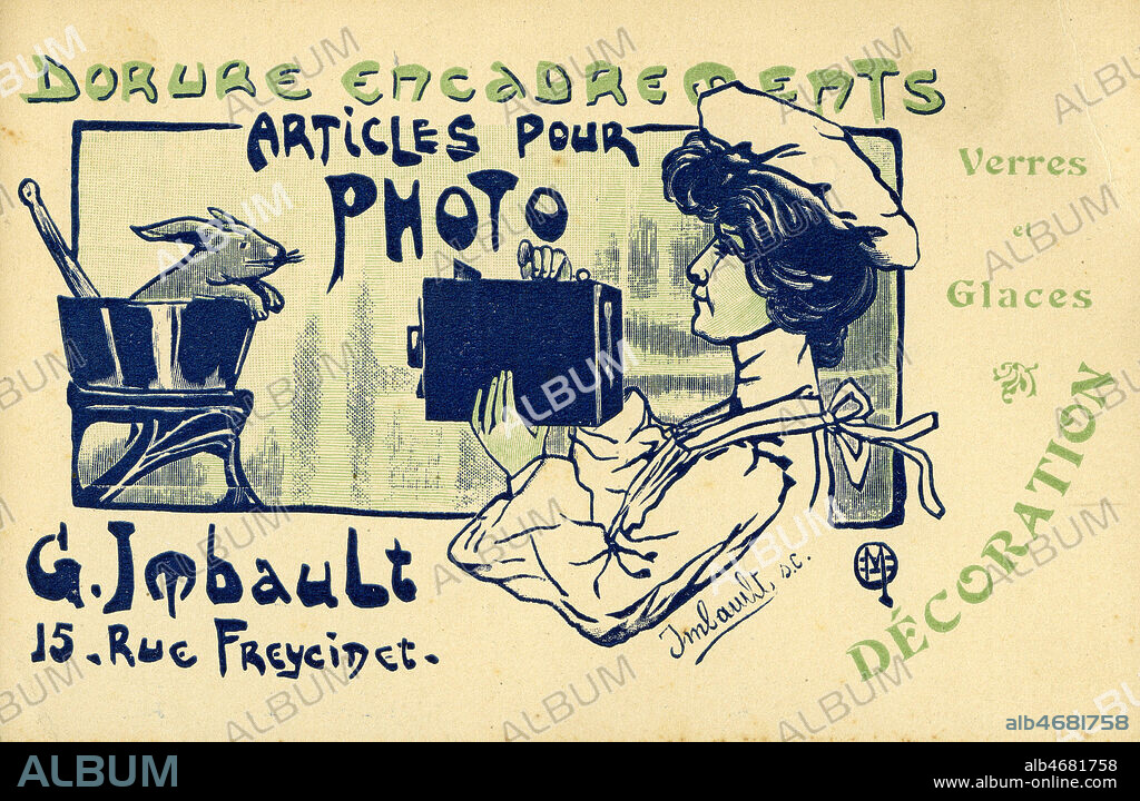 'Dorure, encadrement, articles pour photo' : femme tenant une chambre noire et prenant en photo un lapin dans une casserole. Carte postale publicitaire pour un magasin de photo, vers 1905. Illustration par IMBAULT. Credit : Collection IM/KHARBINE-TAPABOR.