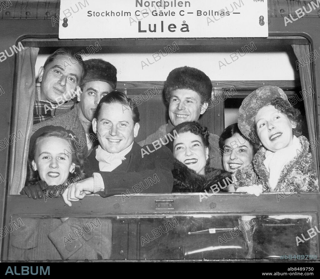 STOCKHOLM 1952-12.. Orig. bildtext... OPERA-OPERATION NORR En trupp från Kungl. Operan avreste på tisdagseftermiddagen från Centralen för gästspel i Boden, Skellefteå och Umeå. Musikalisk ledare är Kurt Bendix och regissör Bengt Peterson. På programmet står bl.a. Pajazzo, På Sicilien, Figaros bröllop och Carmen med Ruth Moberg, Anna-Greta Söderholm, Kerstin Meyer, Sigvard Berg och Carl-Axel Hallgren. För de av Julian Algo arrangerade koreografiska inslagen svarar Mafalda Figoni och Teddy Rhodin. På bilden ses fr.v. Kurt Bendix, Kerstin Meyer, Teddy Rhodin, Sigvard Berg, Carl-Axel Hallgren, Ruth Moberg, Mafalda Figoni och Anna-Greta Söderholm. Anm. Turnéer Nordpilen persons: KURT BENDIX;TEDDY RHODIN;KERSTIN MEYER;SIGVARD BERG;CARL-AXEL HALLGREN;RUTH MOBERG;MAFALDA FIGONI;ANNA-GRETA SÖDERHOLM sites: SVERIGE;STOCKHOLM.
