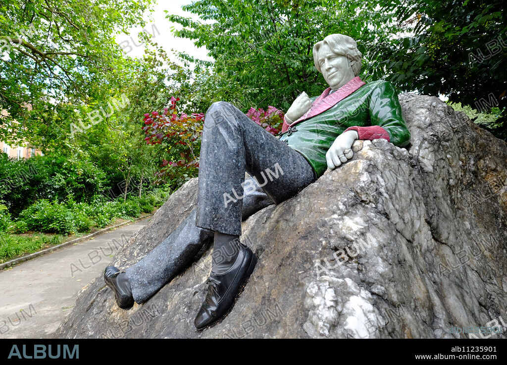 Oscar Wilde statue, Merrion Square, Dublin, Republic of Ireland, Europe.