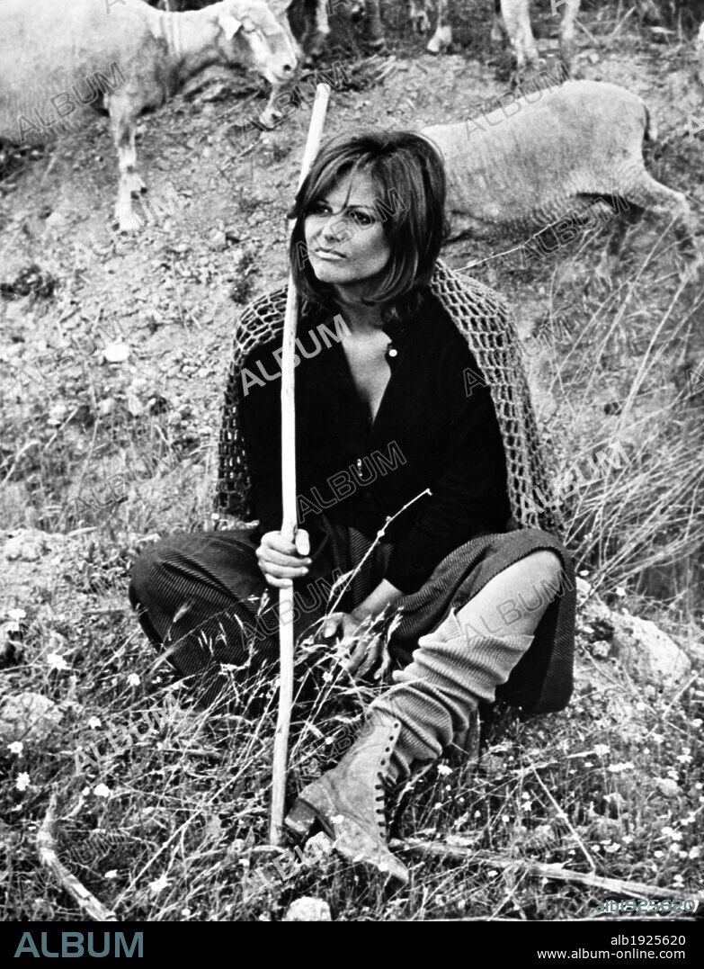 CLAUDIA CARDINALE in A GIRL IN AUSTRALIA, 1971 (BELLO, ONESTO, EMIGRATO AUSTRALIA SPOSEREBBE COMPAESANA ILLIBATA). Copyright DOCUMENTO FILM/CCC FILMKUNST.