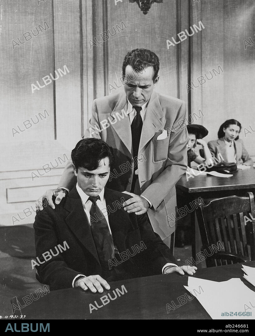 HUMPHREY BOGART y JOHN DEREK en LLAMAD A CUALQUIER PUERTA, 1949 (KNOCK ON ANY DOOR), dirigida por NICHOLAS RAY. Copyright COLUMBIA PICTURES.