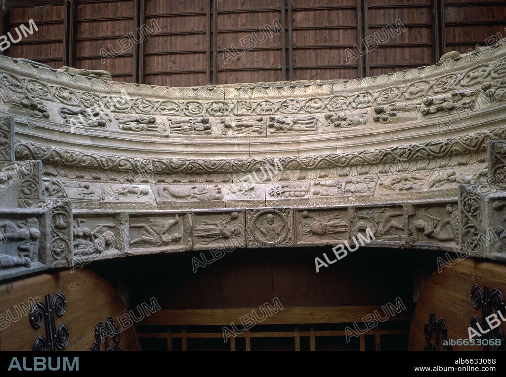 INTRADOS DEL PORTICO A LA IGLESIA DEL MONASTERIO DE SANTA MARIA DE RIPOLL - SIGLO XII - ROMANICO CATALAN.
