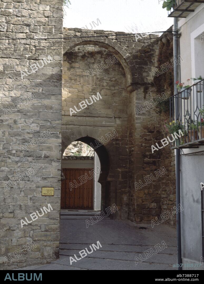 CUESTA DE LA MERCED CON LA PUERTA DEL LOSAL DE ACCESO AL BARRIO DE SAN MILLAN.