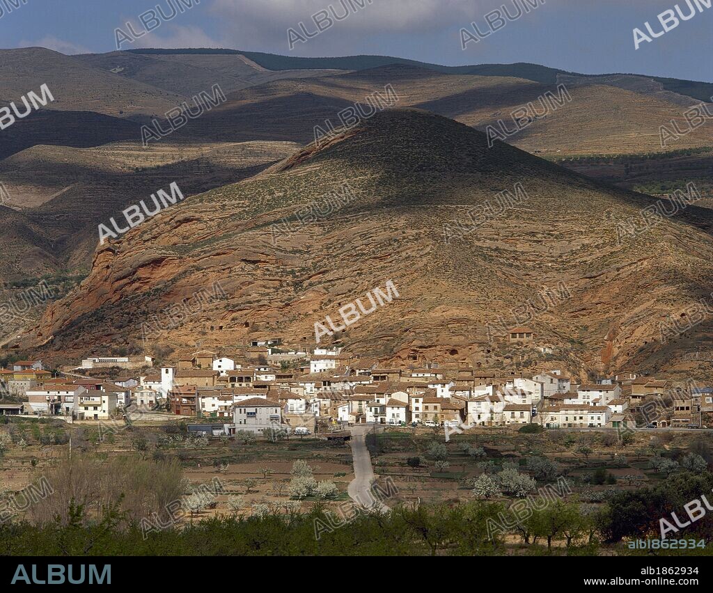 LA RIOJA. SANTA EULALIA BAJERA. Panorámica de la localidad, una de las dos poblaciones que en la comarca se las conoce con el nombre de "las Santolayas", junto a Santa Eulalia Somera. Sobre ambas localidades destacan numerosas cuevas de caracter eremítico, utilizadas también para guardar aperos de labranza posteriormente. La Rioja Baja. España.