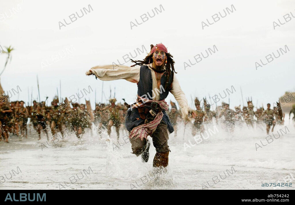 JOHNNY DEPP en PIRATAS DEL CARIBE: EL COFRE DEL HOMBRE MUERTO, 2006 (PIRATES OF THE CARIBBEAN: DEAD MAN'S CHEST), dirigida por GORE VERBINSKI. Copyright DISNEY ENTERPRISES.