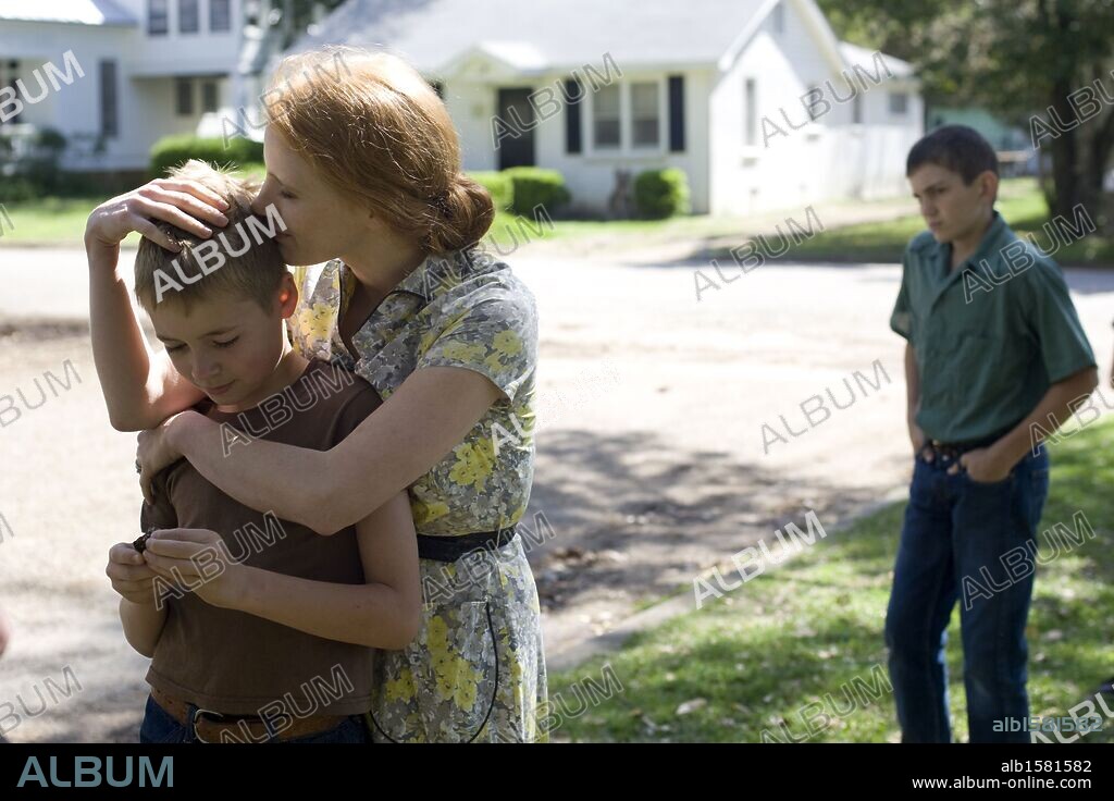 HUNTER MCCRACKEN, JESSICA CHASTAIN et LARAMIE EPPLER dans THE TREE OF LIFE, 2011, réalisé par TERRENCE MALICK. Copyright PLAN B ENTERTAINMENT.