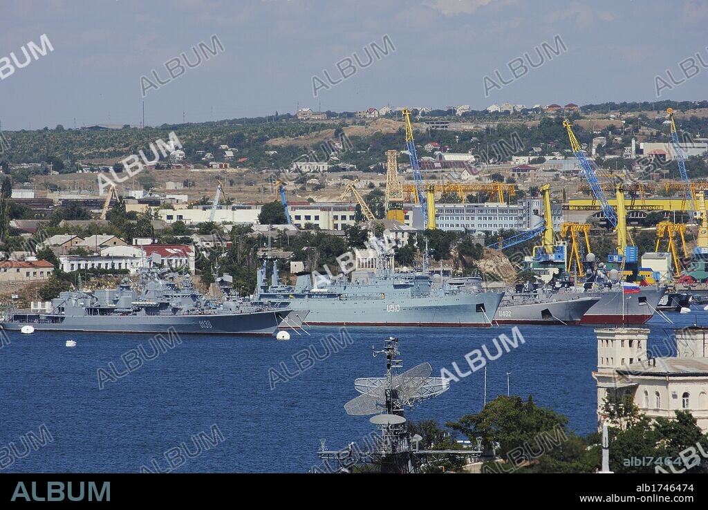 UCRANIA. SEBASTOPOL. Ciudad portuaria a orillas del Mar Negro, con estatuto especial. Vista del puerto, con buques de mercaderías atracando en los muelles. Europa Oriental.