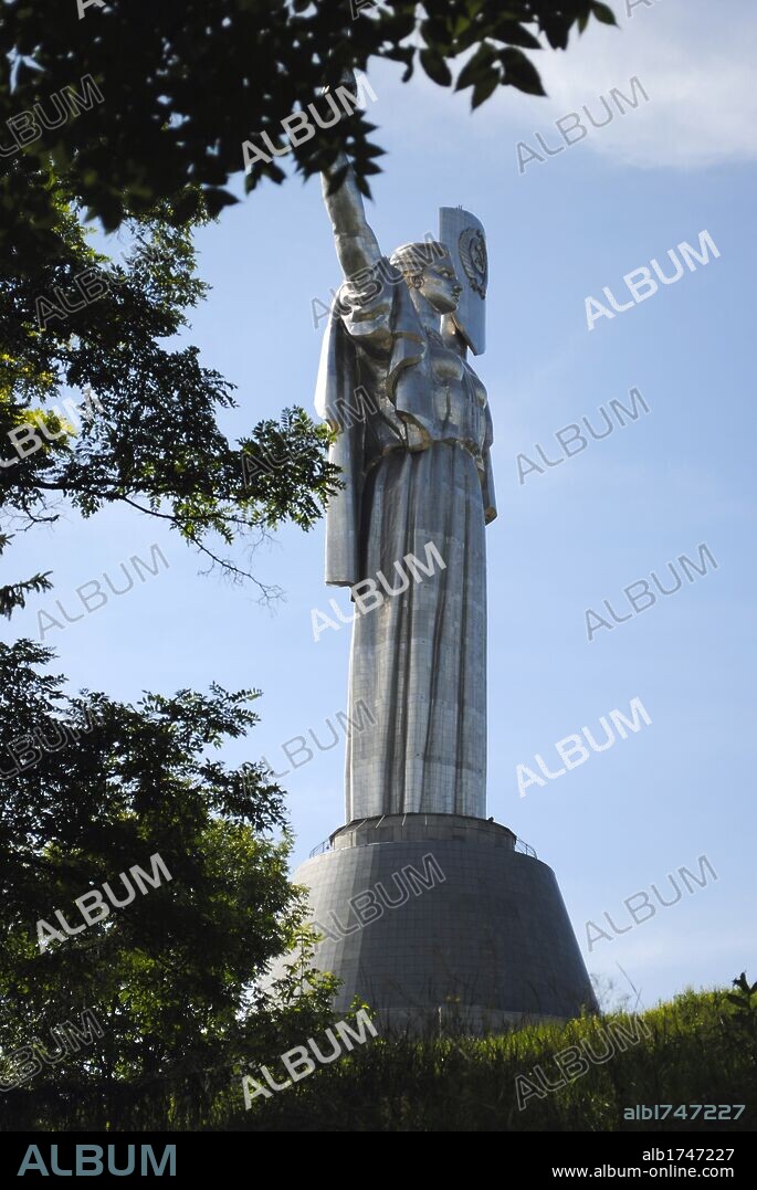 Ucrania. Kiev (Kyiv). Monumento a la Madre Patria, en homenaje a la liberación de Ucrania de la ocupación nazi. Erigido en 1982 por Evgenij Viktorovich Vuchetich (1908-1974) y Vasily Boroday. Titanio. Ubicado en el Memorial de la Gran Guerra Patria.