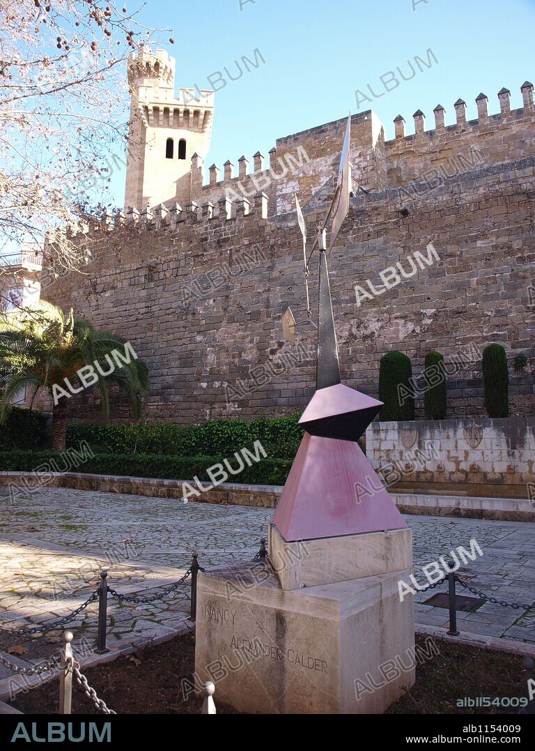S'hort del Rey, junto al palacio de la Almudaina. Escultura "Nancy" de Alexander Calder. Palma de Mallorca.