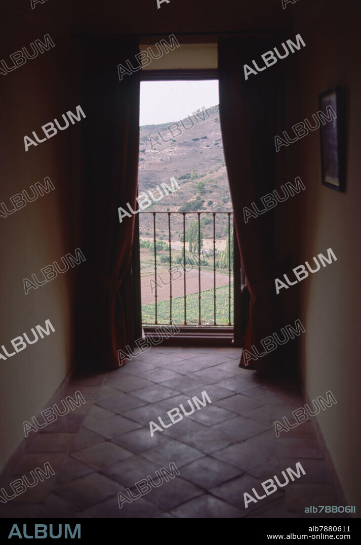 PASILLO DE UNA CASA - BALCON ABIERTO CON VISTA AL VALLE DEL HENARES.