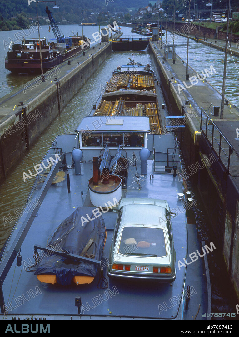 ESCLUSA HEIDELBERG EN EL RIO NECKAR - GABARRA ESPERANDO EL LLENADO DE LA ESCLUSA.