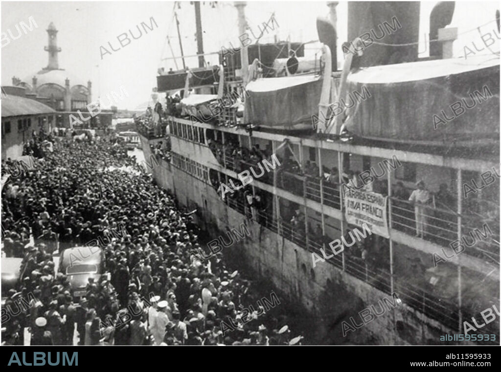 Barcelona, 05/06/1946. Llegada del Plus Ultra al puerto de Barcelona con los repatriados procedentes de Manila (Filipinas).