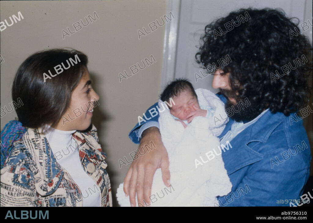 Sevilla, diciembre de 1978. Dolores Montoya y Manuel Molina, «Lole y Manuel», con su hija.