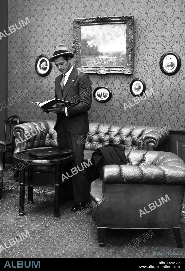 ARKIV 1930 . Edvin Adolphson (1893-1979), skådespelare och regissör, far till Kristina och Olle Adolphson. Debuterade i Norrköping 1912, spelade sedan på bla Vasan och Dramaten. Gjorde över 100 filmroller under karrären. TV-serien "Markurells" 1968 medverkade till att göra honom till en av landets mest folkkära skådespelare. 1929 regisserade han den första svenska ljudfilmen "Säg det i toner".. Swedish actor Edvin Adolphson.. Foto: TT / Kod 1900.