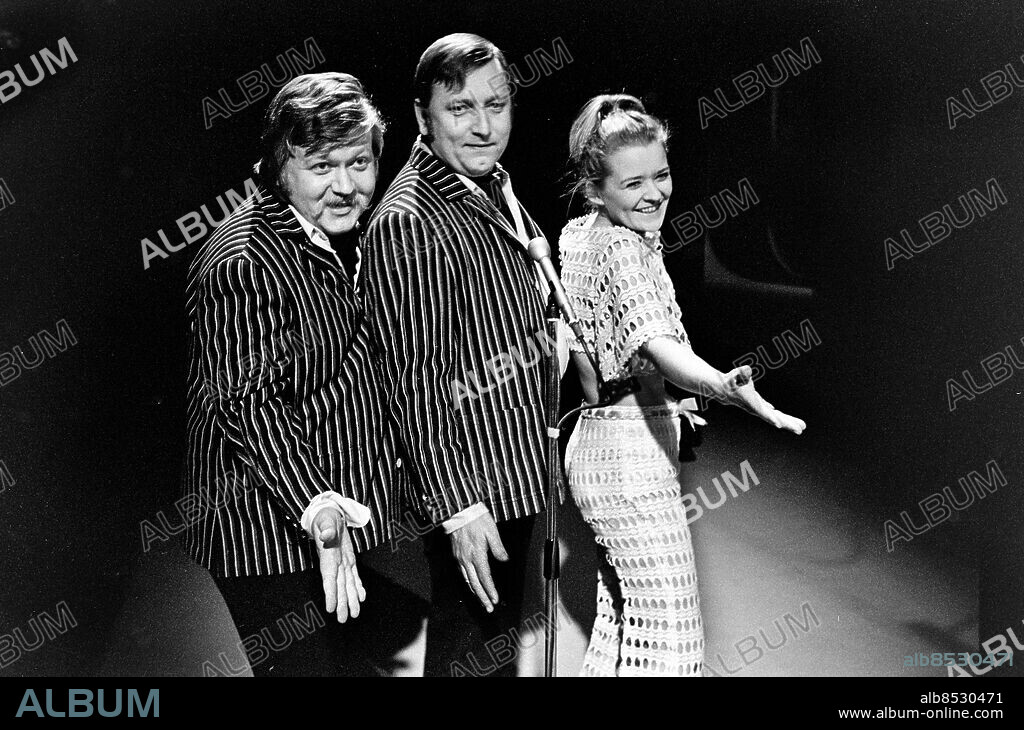 GÖTEBORG 1970-01-22.. PUBLIKFRIARNA. Underhållningsprogram i TV.. Sänt 1970-02-11.. Här ses från vänster Harald Heide-Steen Jr., norsk skådespelare och sångare, Rolv Wesenlund, norsk skådespelare och författare, samt Kirsti Sparboe, norsk sångerska och skådespelare.. Foto: Bo-Aje Mellin / RiR / SVT / Kod: 5600. Reportage publ. i RiR 7/70 sid. 14-15, 58.. RiR 19734 sv/v neg . Trio.