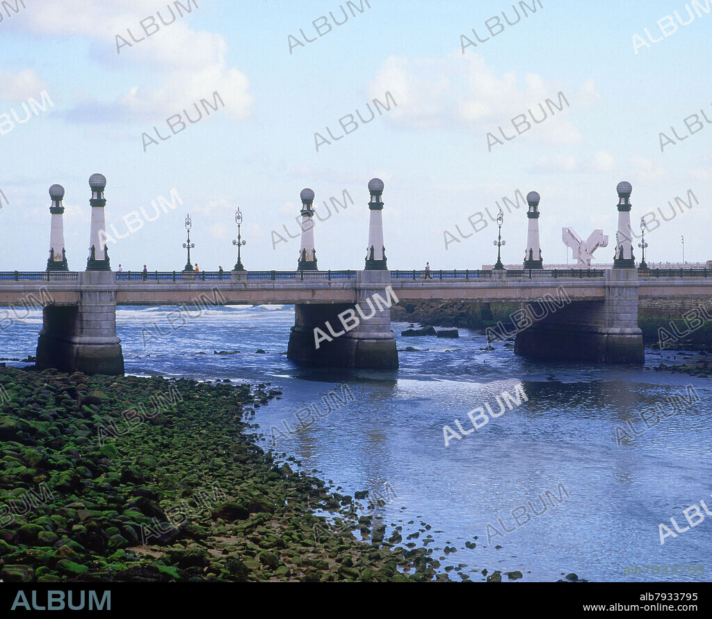 JOSE EUGENIO RIBERA (1864-1936). PUENTE DE ZURRIOLA O DEL KURSAAL SOBRE EL RIO URUMEA - FOTO AÑOS 90.