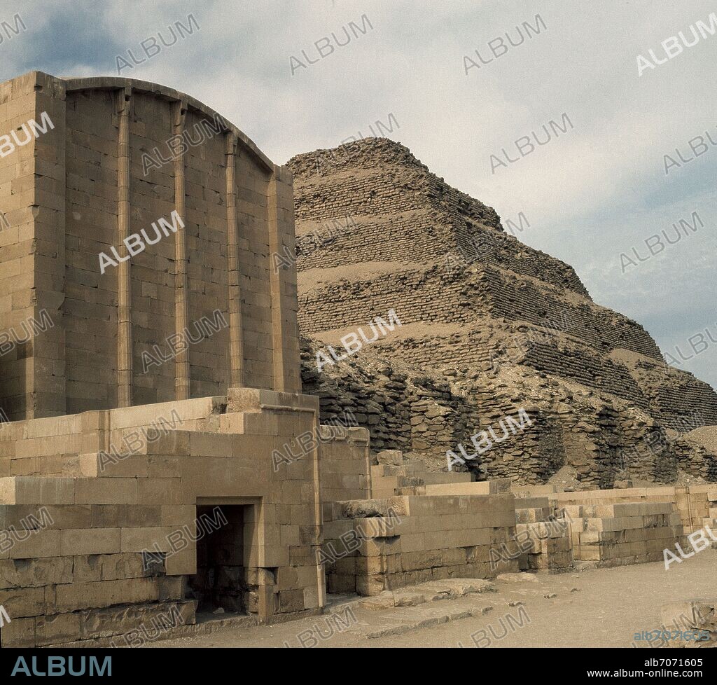IMHOTEP O IMUTES. ACCESO A UNA MASTABA - III MILENIO AC - FOTO AÑOS 70.