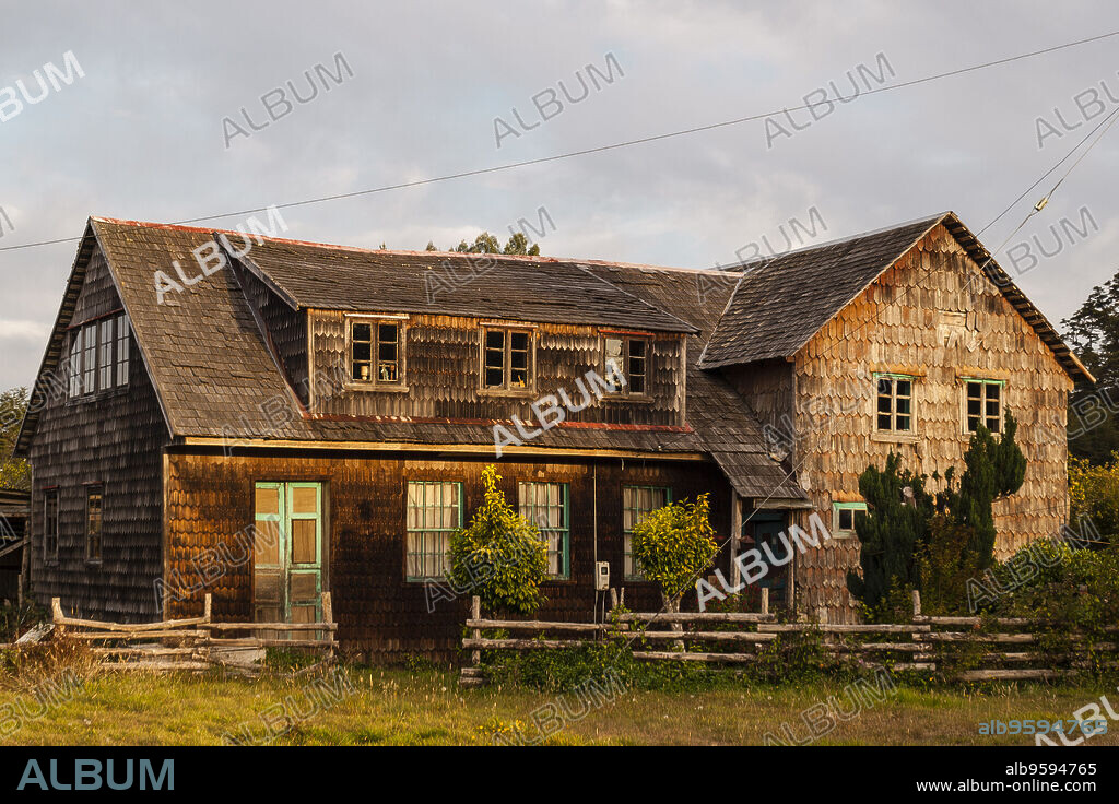 vivienda tradicional chilota, fabricada con tejas de madera, Quinchao, archipiélago de Chiloé ,provincia de Chiloé ,región de Los Lagos,Patagonia, República de Chile,América del Sur.