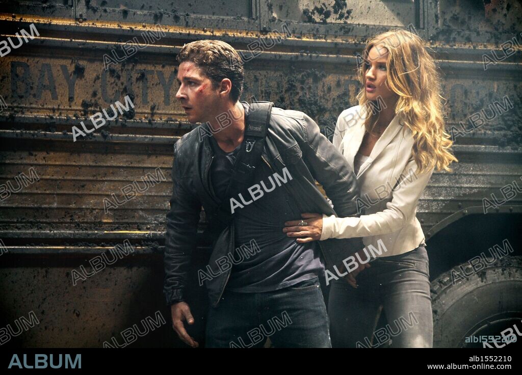 ROSIE HUNTINGTON-WHITELEY y SHIA LABEOUF en TRANSFORMERS: EL LADO OSCURO DE LA LUNA, 2011 (TRANSFORMERS: DARK OF THE MOON), dirigida por MICHAEL BAY. Copyright PARAMOUNT PICTURES.