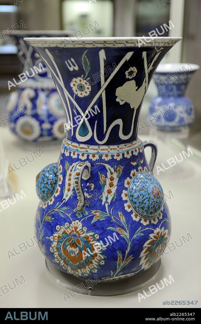 ARTE ISLAMICO. TURQUIA. OTOMANO. Lampara de cermámica policromada de la mezquita. 1570-1575. Iznik. Cerámica vidriada. Museo Arqueológico. Estambul. Turquia.