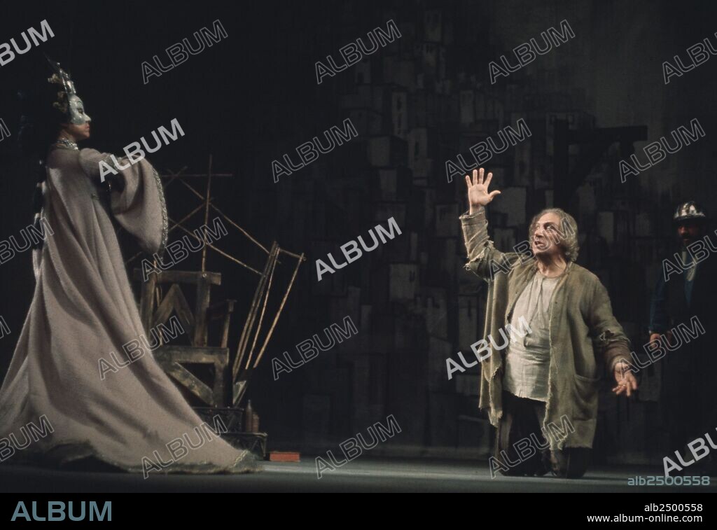 BRECHT, BERTOLT. ESCRITOR ALEMAN . 1898 - 1956. " EL CIRCULO DE TIZA CAUCASIANO " REPRESENTADA EN MADRID, AÑO 1971. DIRECTOR / JOSE LUIS ALONSO. ACTOR. JOSE BODALO. TRADUCCION / PEDRO LAIN ENTRALGO. SFGP / © KORPA.