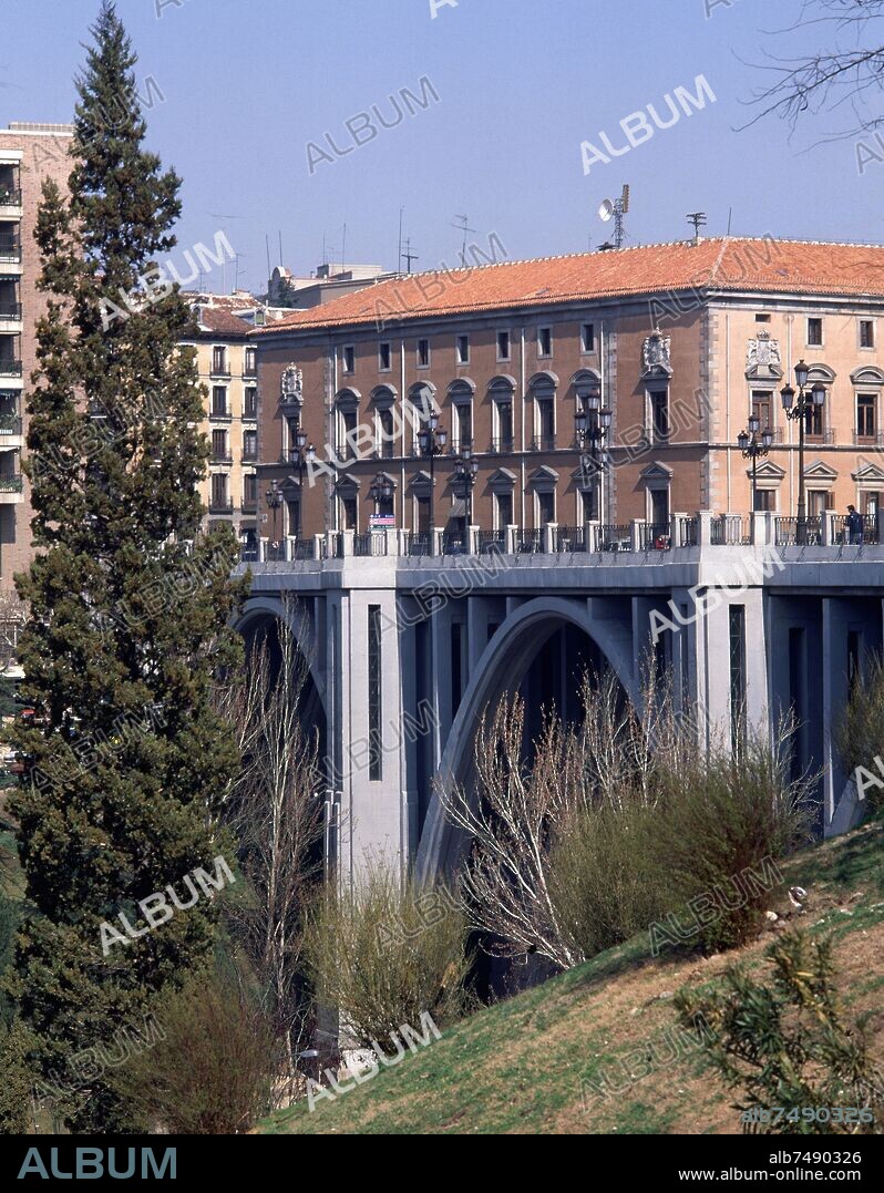 VIADUCTO DE LA CALLE BAILEN CON EL PALACIO UCEDA O DE LOS CONSEJOR - HOY CONSEJO DE ESTADO Y CAPITANIA - FOTO AÑOS 80.