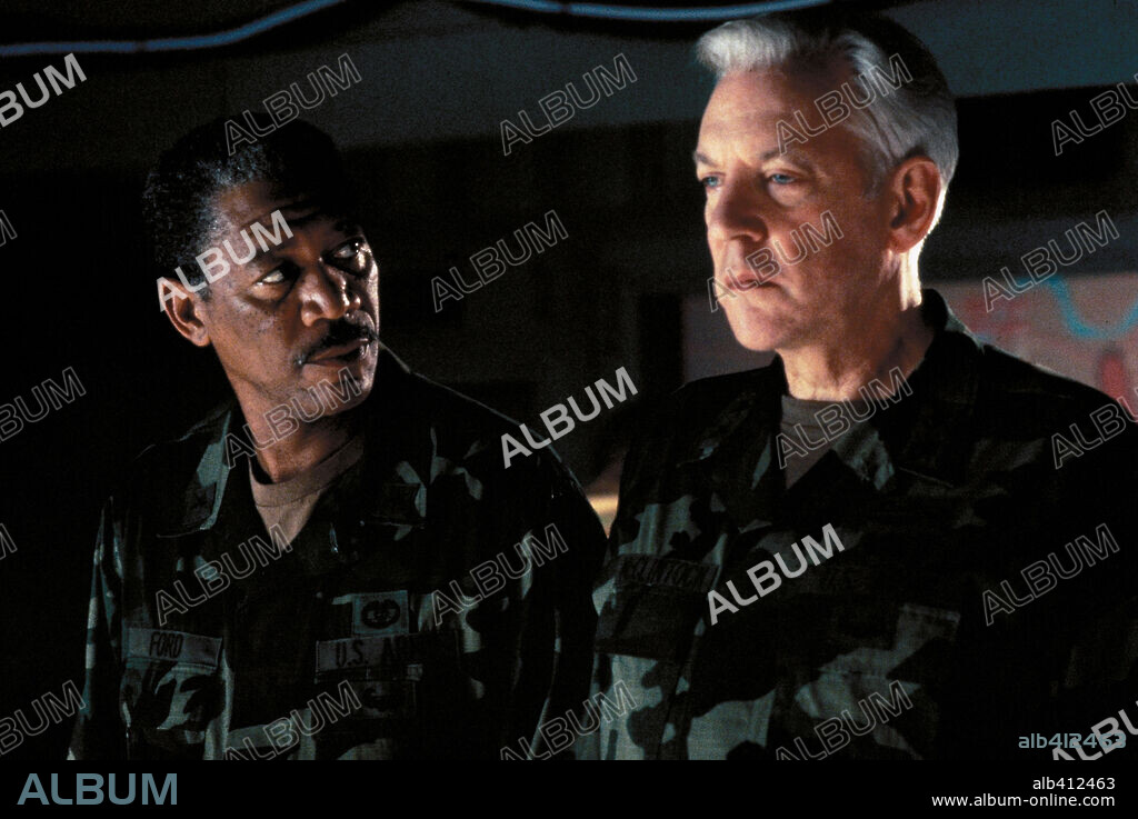 DONALD SUTHERLAND und MORGAN FREEMAN in OUTBREAK, 1995, unter der Regie von WOLFGANG PETERSEN. Copyright WARNER BROTHERS.