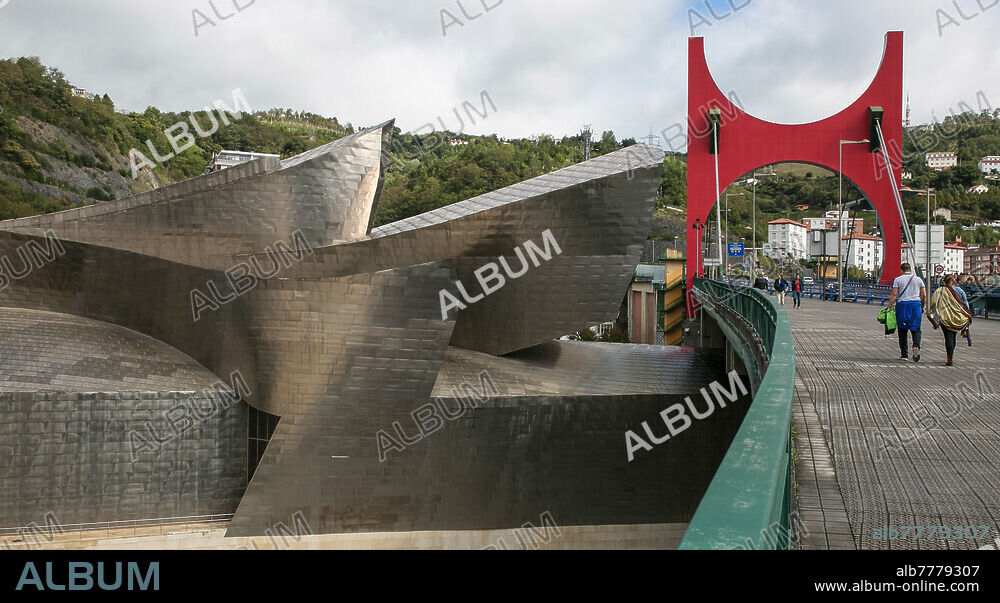 Spanien Bilbao Baskenland 1384 Guggenheim-Museum 1997 vollendet von Frank O Gehry rechts Brücke Ponte de la Salve.